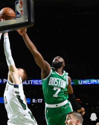  塔图姆35分绿军横扫猛龙  