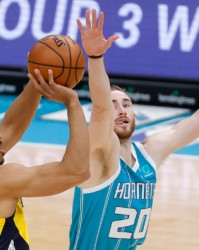  黄蜂裁掉罗齐尔引发球迷抗议  